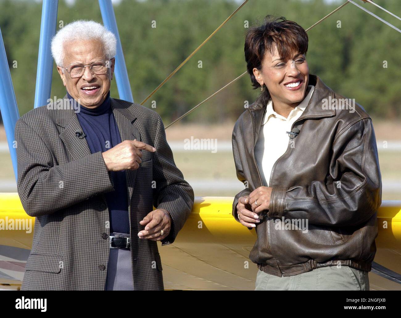 Robin Roberts, right, the news anchor of ABC's "Good Morning America," talks with her father, former Tuskegee Airman Lawrence Roberts at Moton Airfield in Tuskegee, Ala., on Monday, Nov. 17, 2003. Roberts was there to learn how to fly at the same airfield where her father flew at as one of the famed Tuskegee Airmen. (AP Photo/Jamie Martin) Banque D'Images