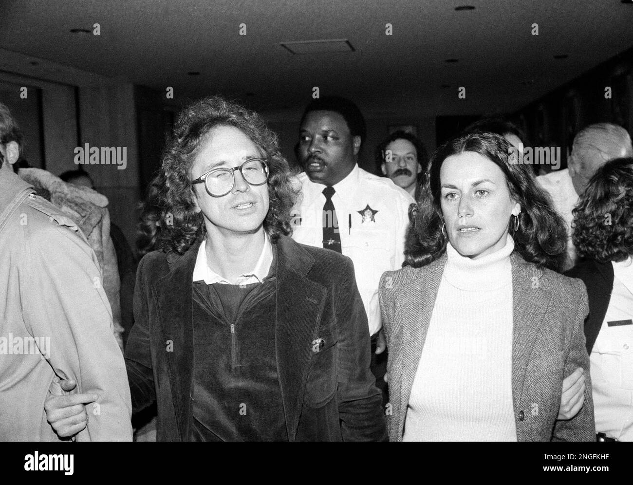 Bernardine Dohrn, former leader of the radical, anti-war movement Weather Underground, and her companion Bill Ayers are escorted by federal authorities after surrendering at Cook County Courthouse in Chicago, Ill., Dec. 3, 1989. (AP Photo) Banque D'Images