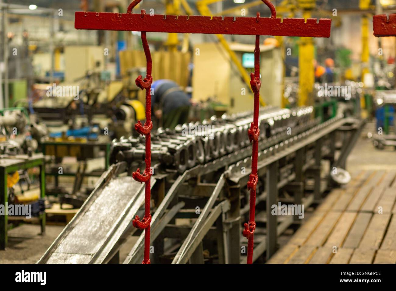 Les arbres à cardans et les transmissions de cardan se déplacent sur le convoyeur pendant le processus de production. Production de composants automobiles pour camions et matériel agricole Banque D'Images