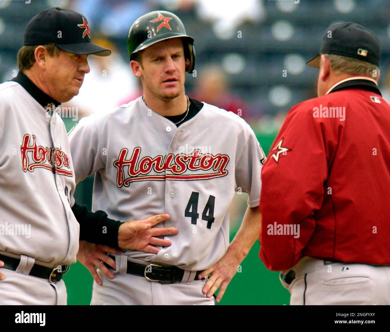 Houston Astros pitcher Roy Oswalt (44) is visited at second base after doubling off Pittsburgh Pirates starter Kris Benson in the sixth inning with third base coach Gene Lamont, left, and manager Jimy Williams Thursday May 15, 2003 in Pittsburgh. Oswalt suffered a strained right groin on the slide into second and left the game after the inning. The Astros beat the Pirates 6-2..(AP Photo/Gene J. Puskar) Banque D'Images