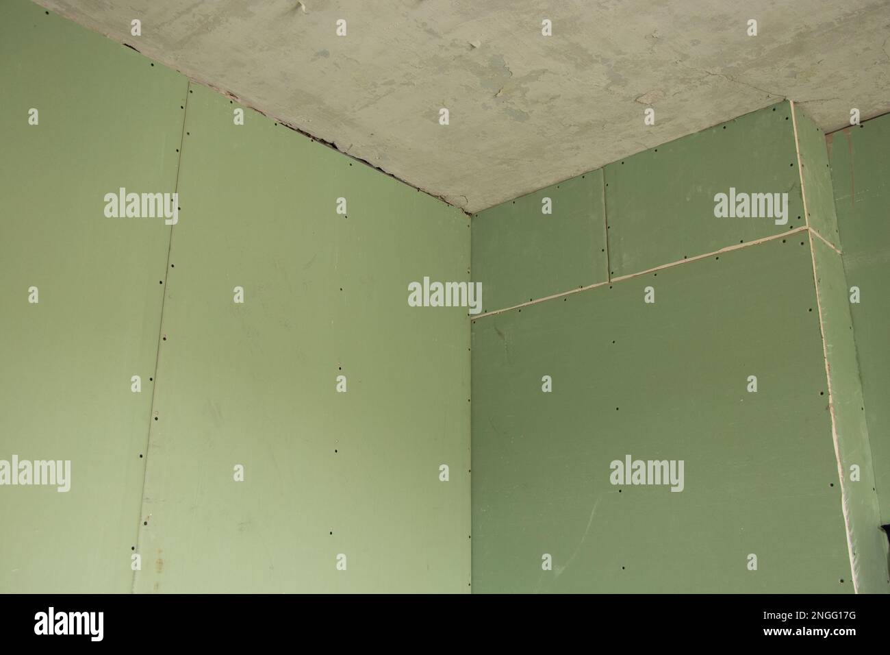 cloison sèche verte dans la chambre pendant la rénovation, rénovation de l'appartement, placoplâtre comme arrière-plan Banque D'Images
