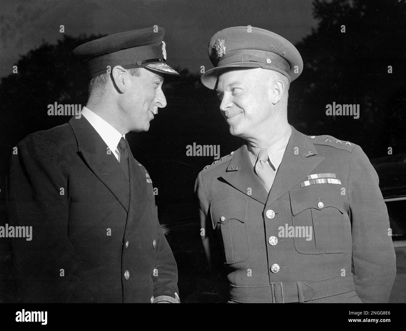 Lord Louis Mountbatten, left, head of Combined Operations Command, and U.S. Gen. Dwight D. Eisenhower, commanding general European theater of operations, talk during their meeting after a combined operations raid on Dieppe during World War II in Aug. 1942. (AP Photo) Banque D'Images