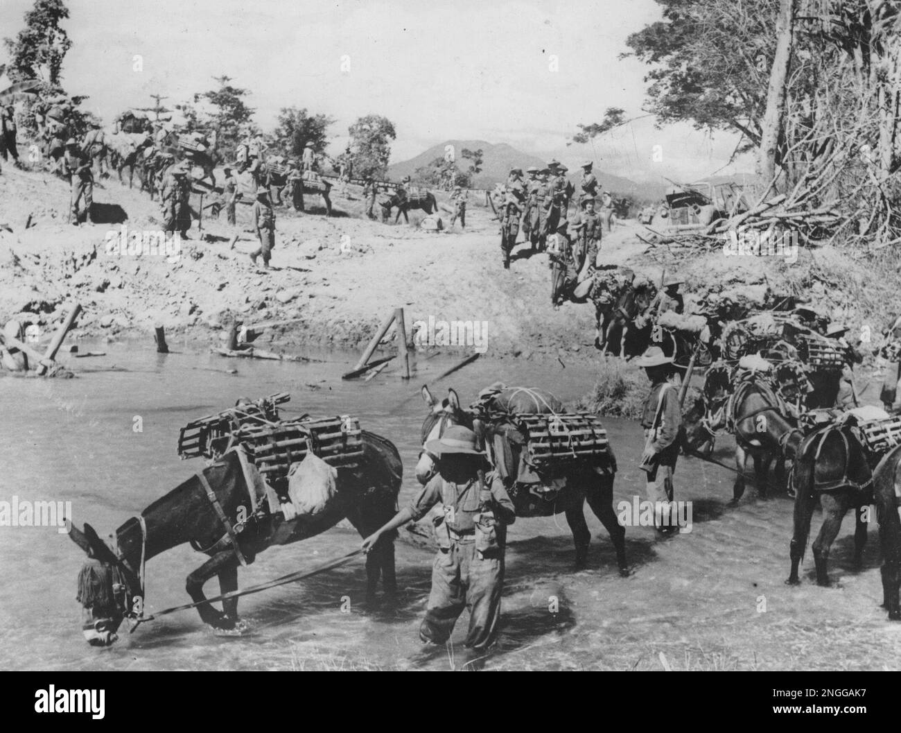 Infantrymen of the Royal Welch Fusiliers, British Army, are seen as they cross the Nankye Chuang river on the way to Mawlu, in northern Burma, in December 1944. (AP Photo) Banque D'Images