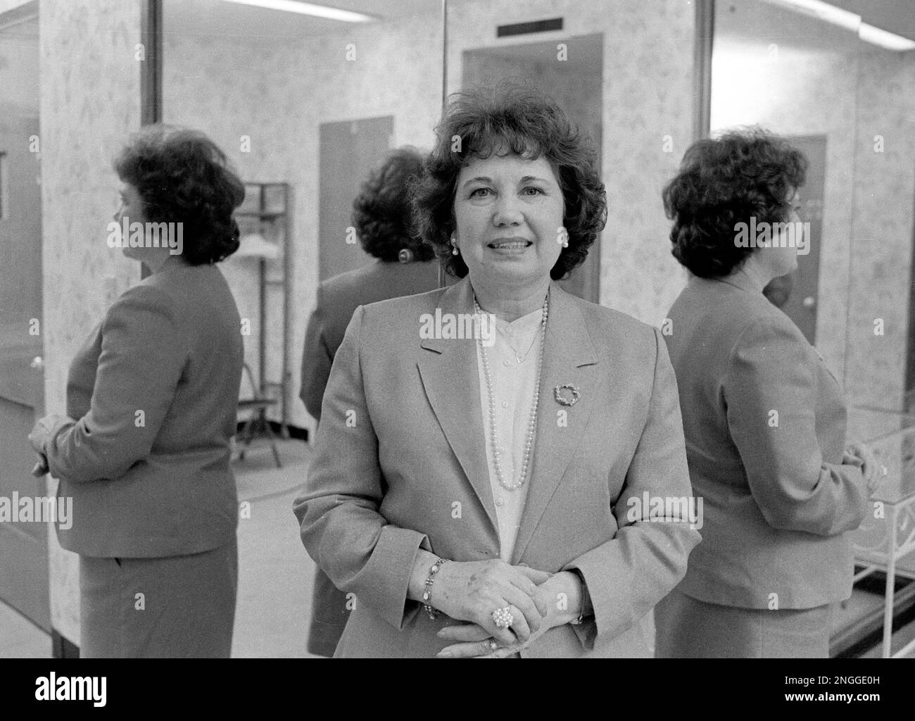 Chris Sizemore, subject of the 1957 movie "The Three Faces of Eve" and advocate for the mentally ill, poses before speaking to a local chapter of the Mental Health Association in Oklahoma City, May 3, 1983. Sizemore, who developed 22 different personalities, recovered from multiple personality disorder in 1975. (AP Photo/David Longstreath) Banque D'Images
