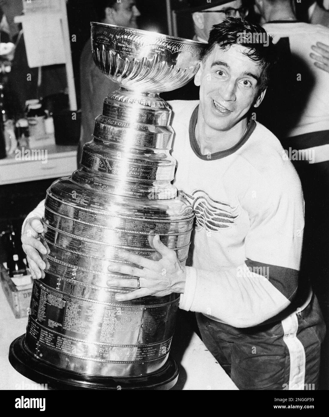 Team captain Ted Lindsay of the Detroit Red Wings hugs the Stanley Cup after his team defeated Montreal Canadiens, 4-3, in a sudden death extra period to win the Stanley Cup finals in Detroit, Mich., April 16, 1954. (AP Photo) Banque D'Images