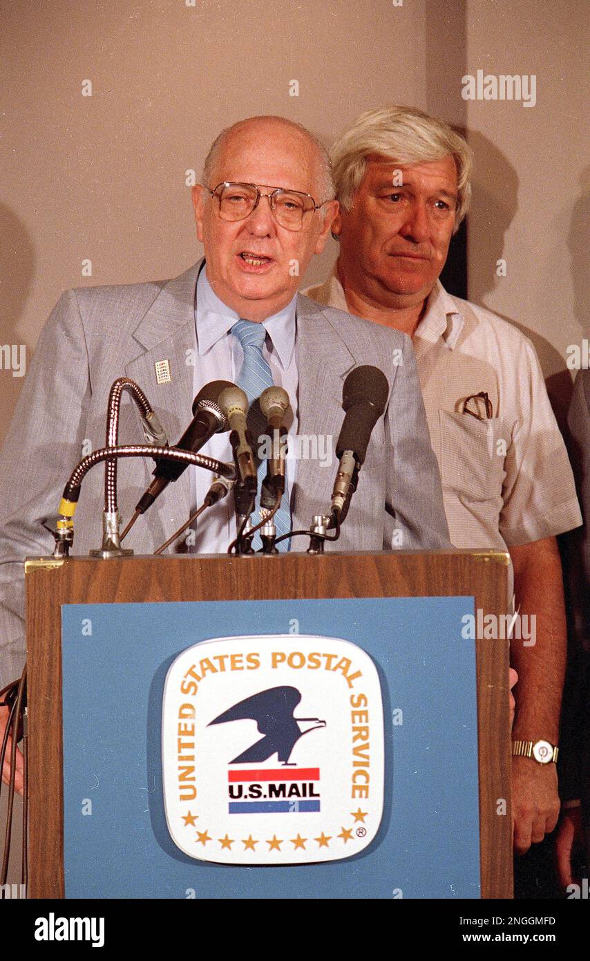 Moe Biller, President of the American Postal Workers Union, left, and National Association of Letter Carriers President Vincent Sombrotto are seen on July 22, 1987 in Washington, announcing an agreement between the U.S. Postal Service and the unions. (AP Photo) Banque D'Images