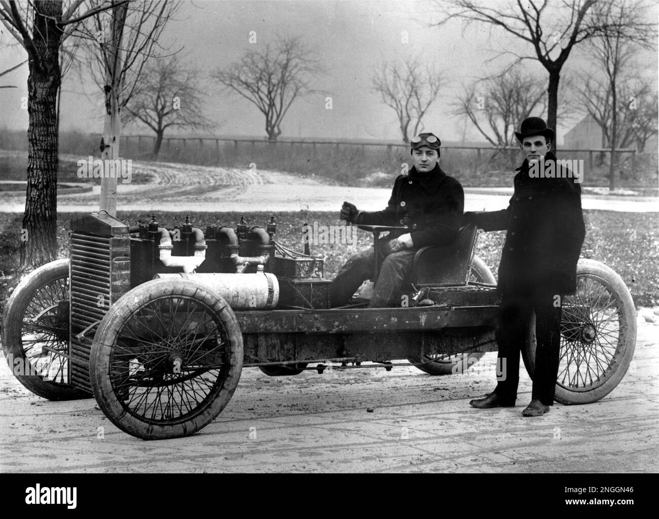 Henry Ford stands beside the Ford 999 racer constructed in Oct. 1902, his first contribution to automobile racing. The race car driver is Barney Oldfield. The location is not known. (AP Photo) Banque D'Images