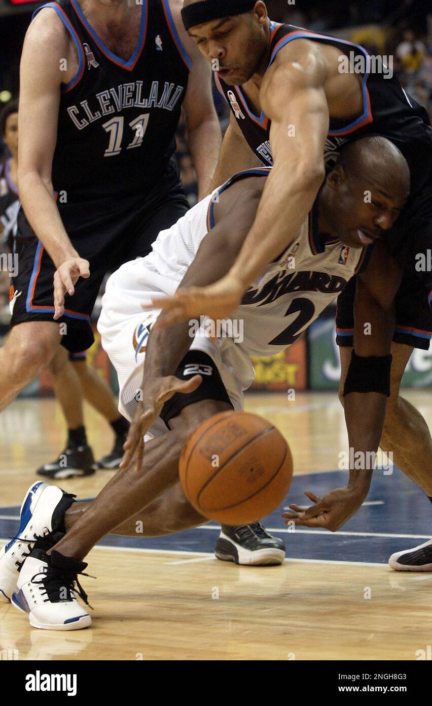 Washington Wizards' Michael Jordan, left, goes underneath Cleveland Cavaliers' Bryant Stith, right, during the second quarter, Thursday, Jan. 24, 2002, at the MCI Center in Washington.(AP Photo/Nick Wass) Banque D'Images