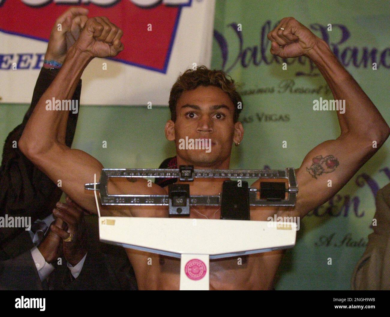 Acelino Freitas of Brazil, the WBO champion at 130 pounds, weighs in at 129 and 1/2 pounds on Friday, Jan. 11, 2002, at the Green Valley hotel-casino in Henderson, Nev. Freitas will meet Joel Casamayor, the WBA champion at 130 pounds, on Saturday in Las Vegas. (AP Photo/Joe Cavaretta) Banque D'Images