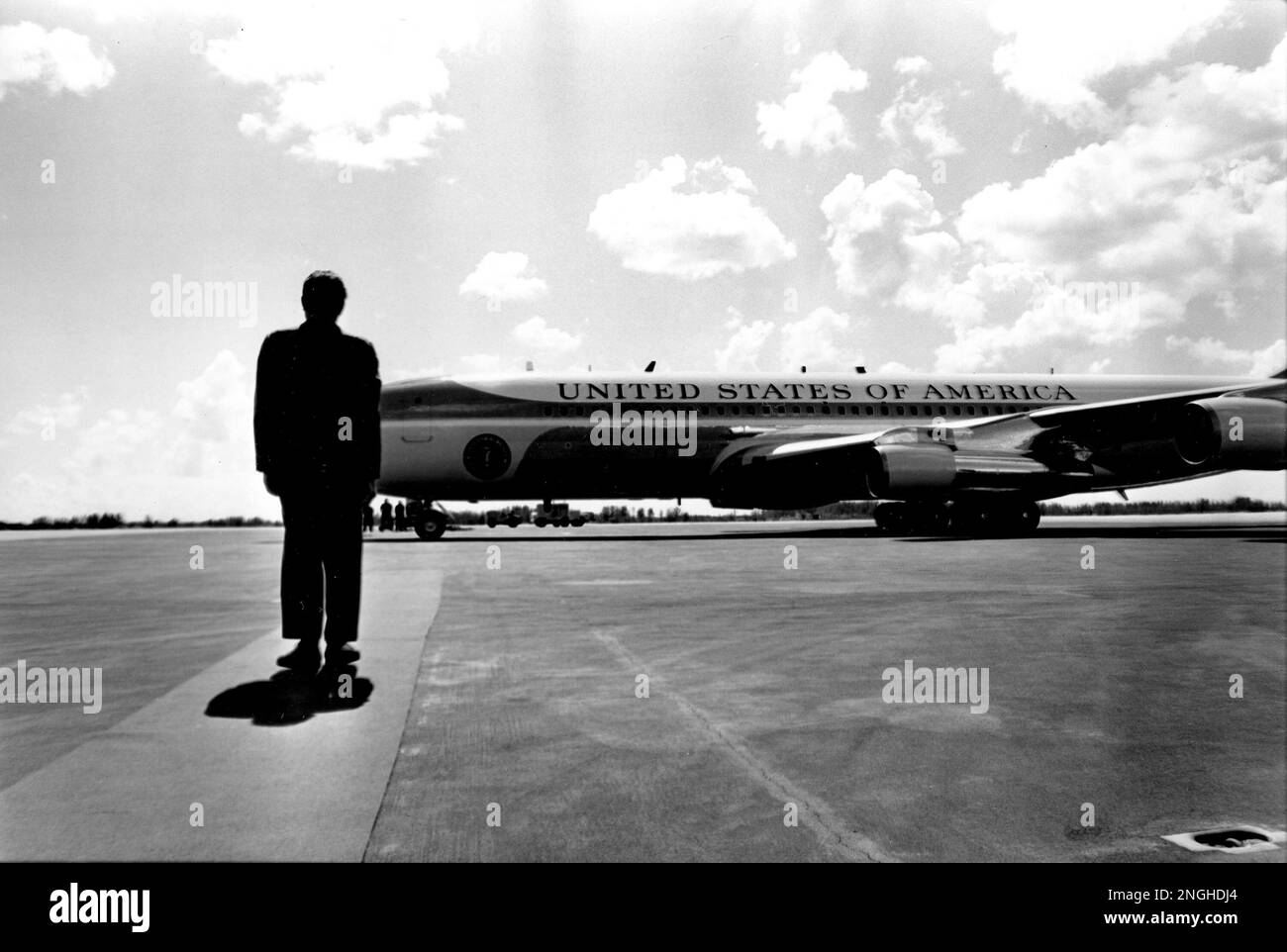 U.S. President Richard Nixon stands alone on the carpet as the Air Force jet with first lady Pat Nixon aboard departs Homestead Air Force Base, Fla., Monday, March 12, 1974. The first lady is making a diplomatic trip to Venezuela and Brazil. (AP Photo/Chick Harrity) Banque D'Images