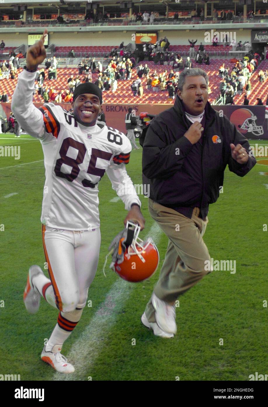 Cleveland Browns wide receiver Kevin Johnson (85) runs off the field with security manager Angel Morales, right, following the Browns 20-16 win over the San Diego Chargers Sunday, Oct. 7, 2001, in Cleveland. Johnson caught only three passes but one was a 19 yard game-winning touchdown with 1:19 left to play. (AP Photo/Mark Duncan) Banque D'Images