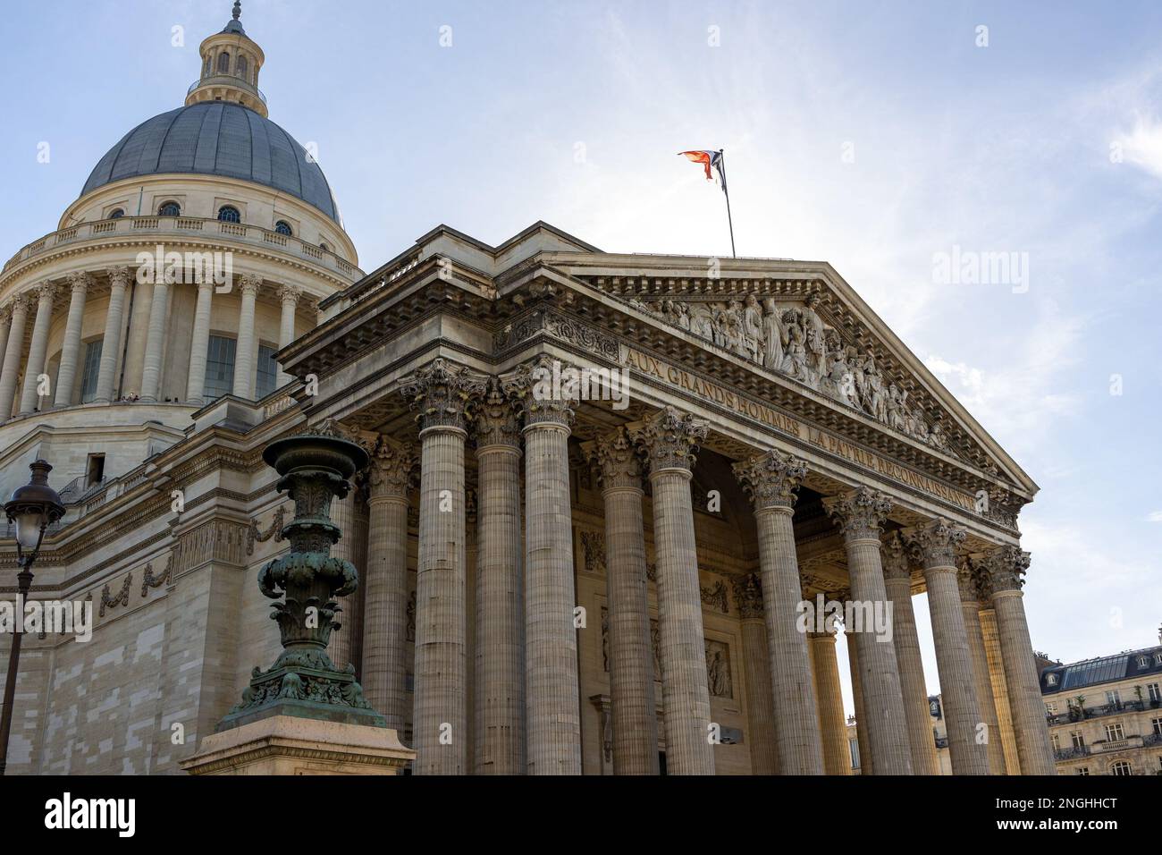 Bâtiment du Panthéon à Paris, en France, avec accent sur le drapeau français sur le ciel bleu. Banque D'Images