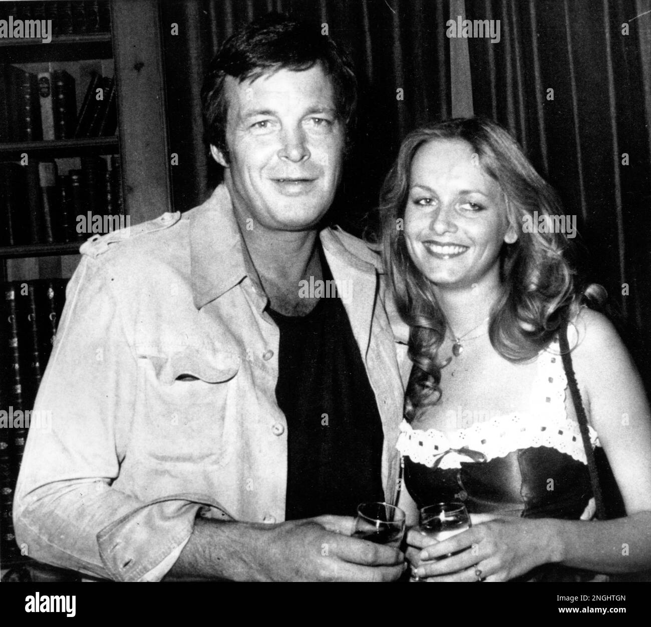 British fashion model-turned-actress Twiggy poses with her actor boyfriend Michael Whitney at a showbiz party in London, England on June 9, 1976. (AP Photo) Banque D'Images