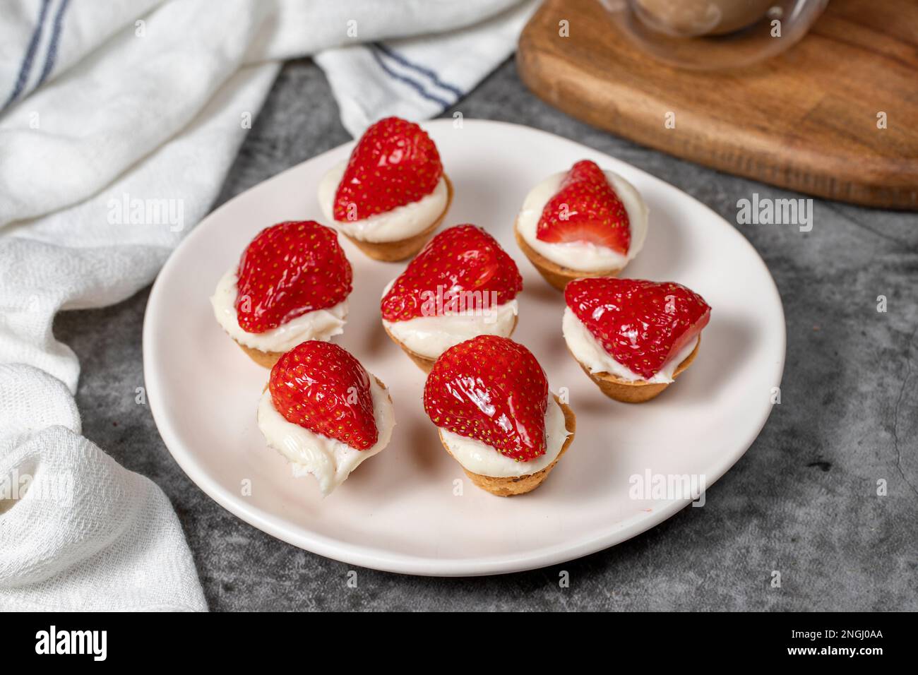 Tartelette aux fraises. Délicieux dessert tartelet sur l'assiette. gros plan Banque D'Images