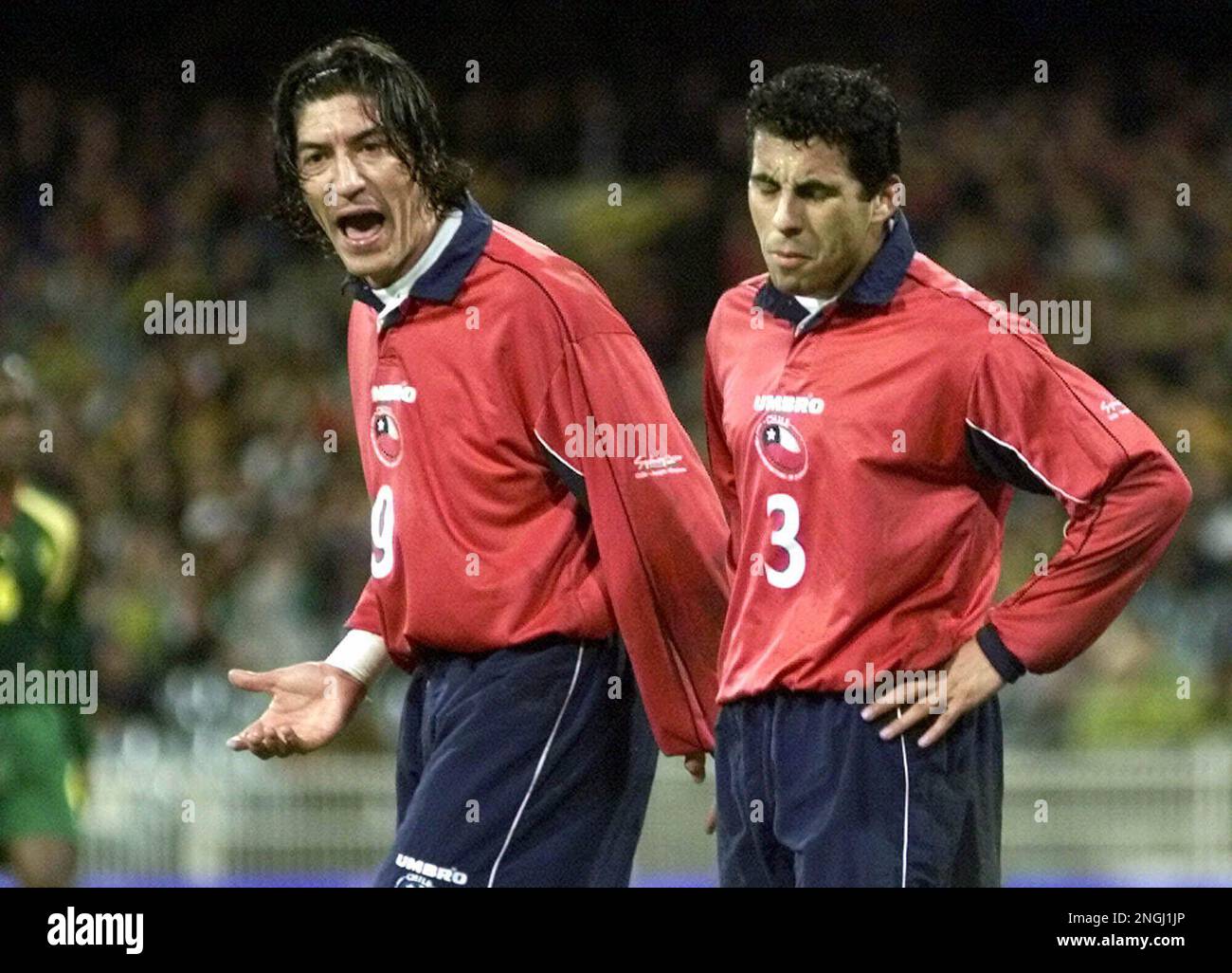 Chile's Ivan Zamorano (9) shouts at teammate Claudio Maldonado (3) after Maldonado was unable to convert a goal against Cameroon late in the game in the mens soccer semifinals Tuesday Sept. 26, 2000, at the Melbourne Cricket Ground in Melbourne. Chile fell to Cameroon 2-1. (AP Photo/Tony Gutierrez) Banque D'Images