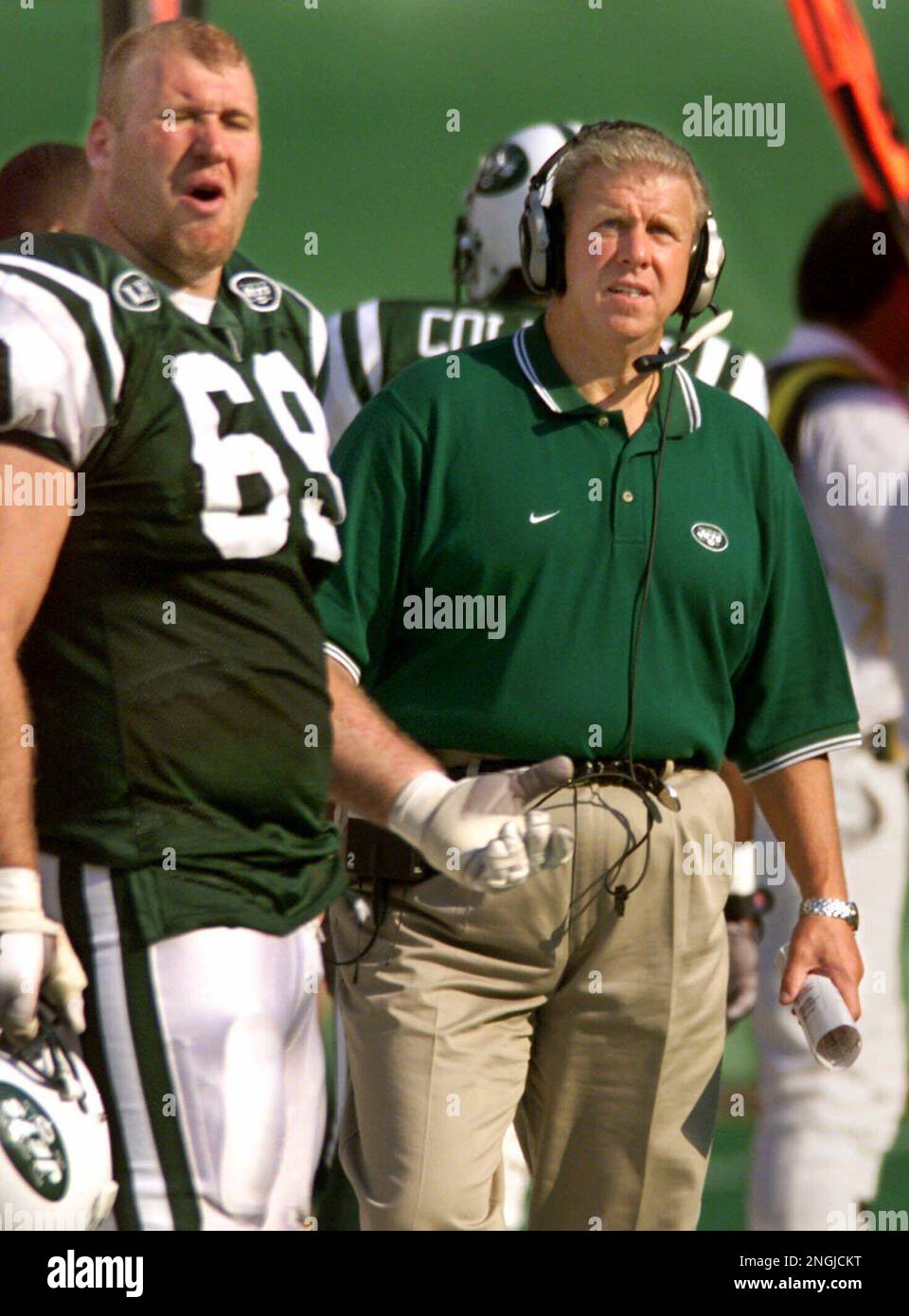 New York Jets coach Bill Parcells and tackle Jason Fabini, (69) react after Jets wide receiver Keyshawn Johnson's fourth quarter touchdown was called back after replay judges reversed the call during the Redskins 27-20 victory over the Jets, Sunday, Sept. 26,1999, at Giants' Stadium in East Rutherford, N.J. (AP Photo/Kathy Willens) Banque D'Images