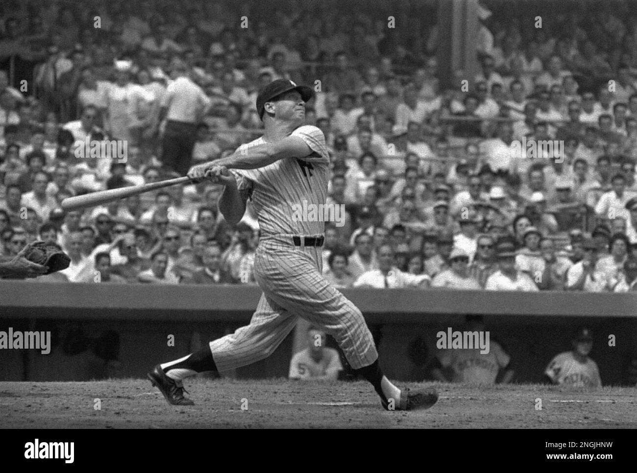 New York Yankees' centerfielder Mickey Mantle completes his swing as he hits his 49th homer of the season in the first inning against the Detroit Tigers at Yankee Stadium, New York, September 3, 1961. The four bagger came with Mickey's teammate and home run rival, Roger Maris, on base. (AP Photo/stf) Banque D'Images