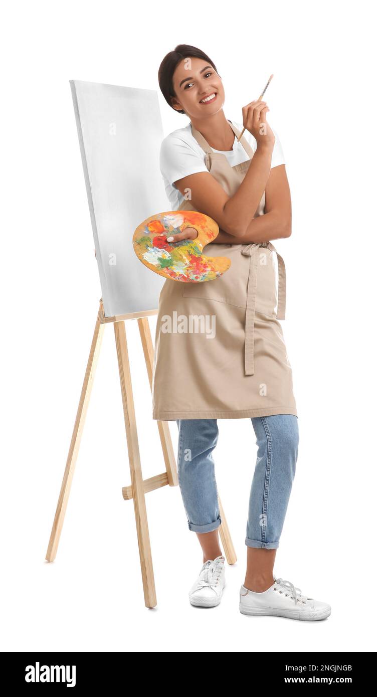 Jeune femme avec outils de dessin près de chevalet sur fond blanc Banque D'Images