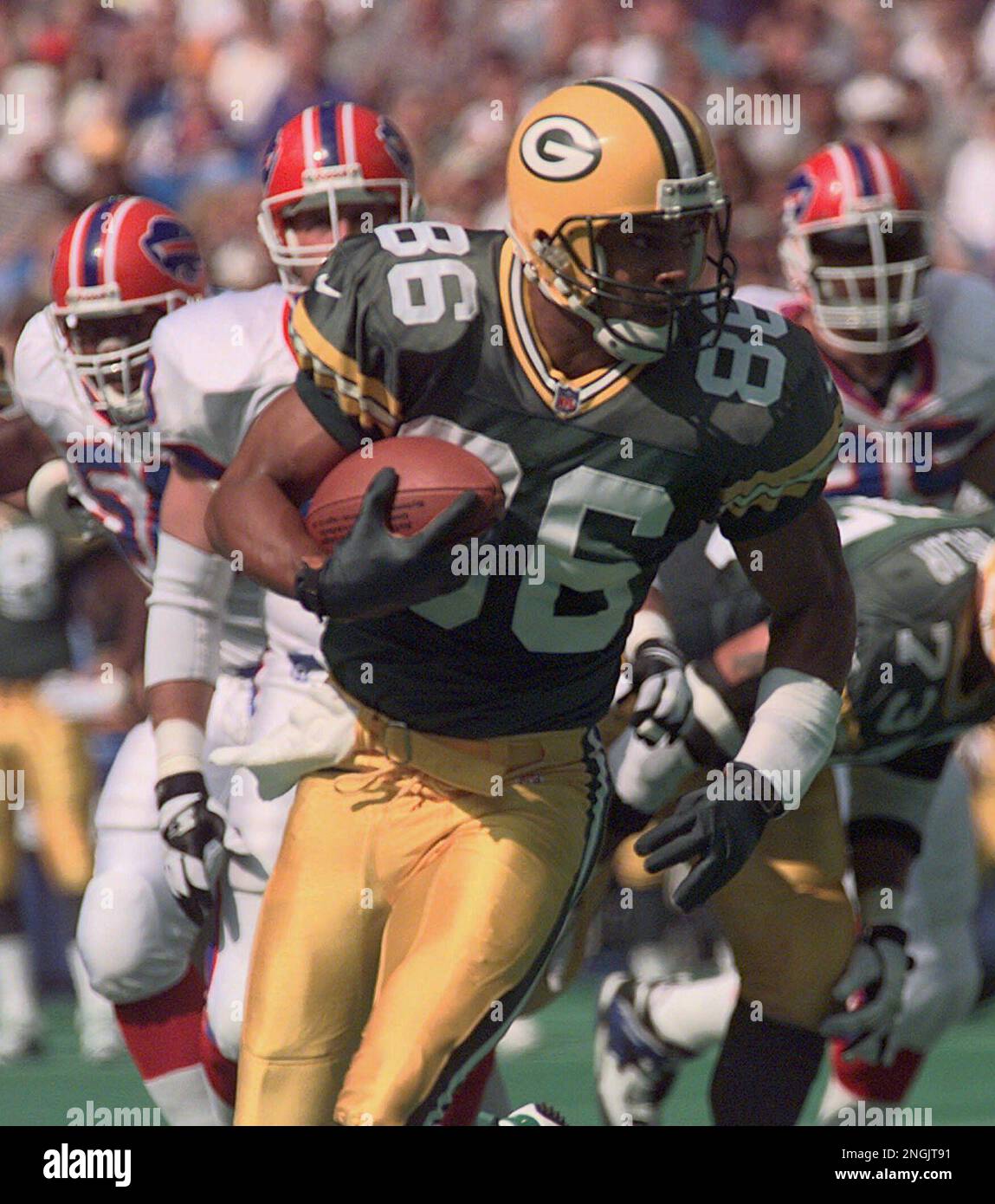 Green Bay Packers wide receiver Antonio Freeman (86) heads for the goal line after catching a pass from quarterback Brett Favre for the Packers first score as Buffalo Bills chase in vain Saturday, Aug. 16, 1997, at SkyDome in Toronto. (AP Photo/Bill Sikes) Banque D'Images