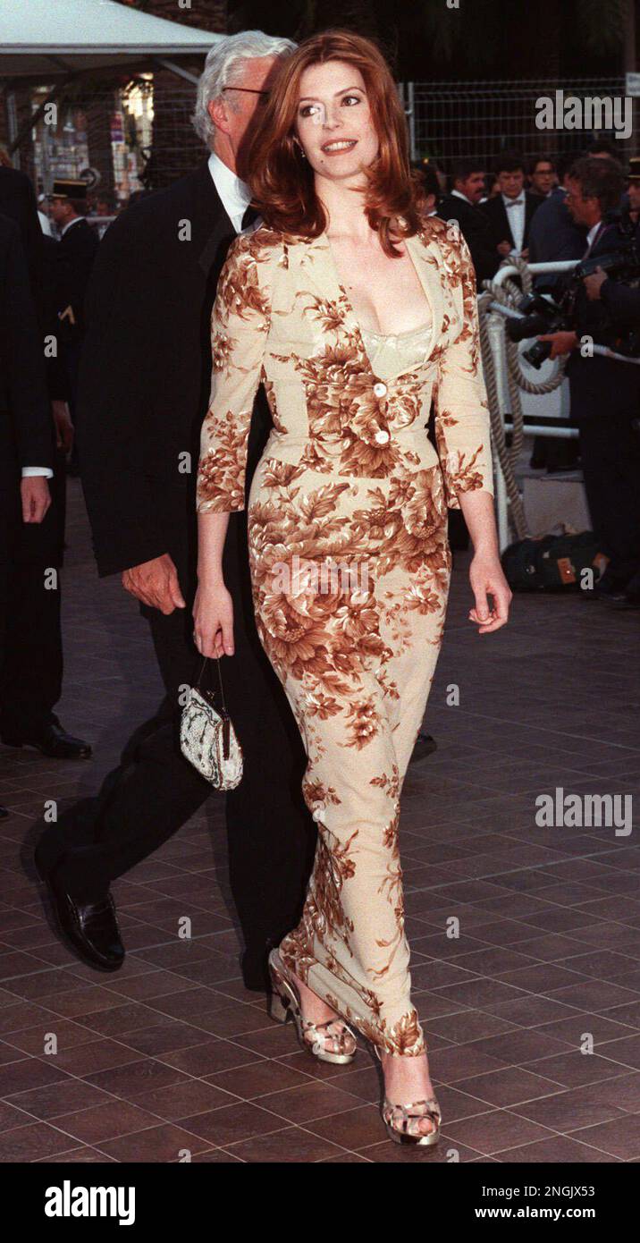 Italian actress Chiara Mastroiani arrives at the Festival Palace in Cannes on Saturday May 10,1997 to attend the screening of US actor Johnny Depp first movie as director "The Brave" which is presented today to the jury of the 50 International Cannes Film festival. (AP PHOTO/Remy de la Mauviniere) Banque D'Images