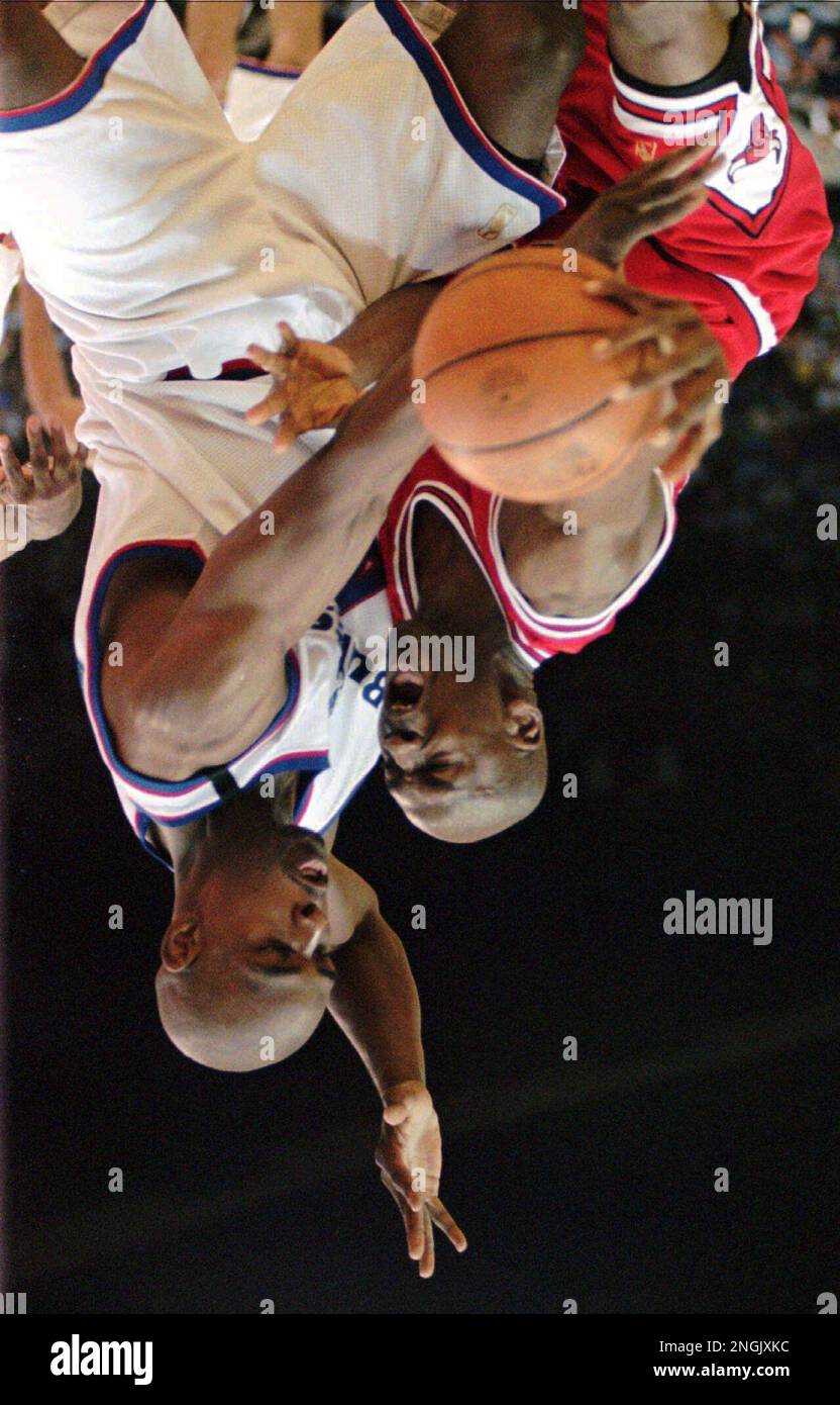 Chicago Bulls' Michael Jordan, left, tries to drive past Washington Bullets' Chris Webber in fourth quarter action as the Bulls won 96-95 to advance to the second round of the NBA Playoffs Wednesday, April 30, 1997 in Landover, Md. (AP Photo/Nick Wass) Banque D'Images