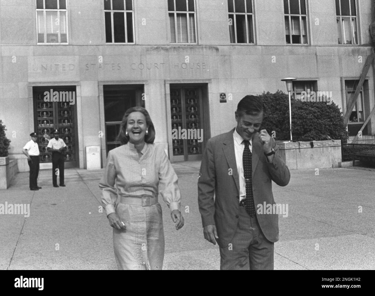Washington Post Publisher Katharine Graham and Execuctive Editor Ben Bradlee leave U.S. District Court in Washington June 21, 1971 , happy with Judge Gerhard A. Gesell's ruling the the paper could publish further articles about a Pentagon report on Vietnam. Later however, the U.S. Court of Appeals extemded for one more day a ban against publishing the secret documents. (AP Photo/stf/bd) Banque D'Images