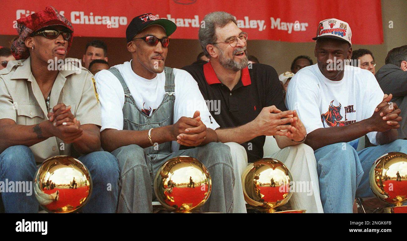 De gauche à droite, Dennis Rodman, Scottie Pippen, Michael Jordan, Ron  Harper et Toni Kukoc ont été de grands membres des équipes de Bulls qui ont  remporté trois titres de la NBA