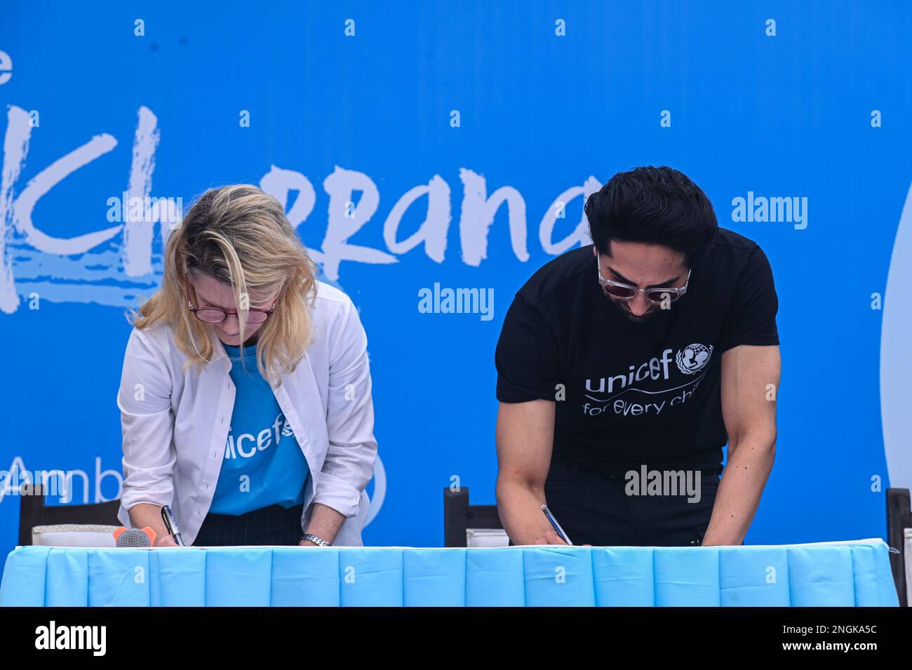 New Delhi, Delhi, Inde. 18th févr. 2023. Cynthia McCaffrey (L), Représentante de l'UNICEF pour l'Inde, et l'acteur de Bollywood Ayushmann Khurrana (R) signent un document lors d'un événement où il a été nommé ambassadeur national de l'Inde à New Delhi (Fonds international des Nations Unies pour l'enfance). (Credit image: © Kabir Jhangiani/ZUMA Press Wire) USAGE ÉDITORIAL SEULEMENT! Non destiné À un usage commercial ! Crédit : ZUMA Press, Inc./Alay Live News Banque D'Images