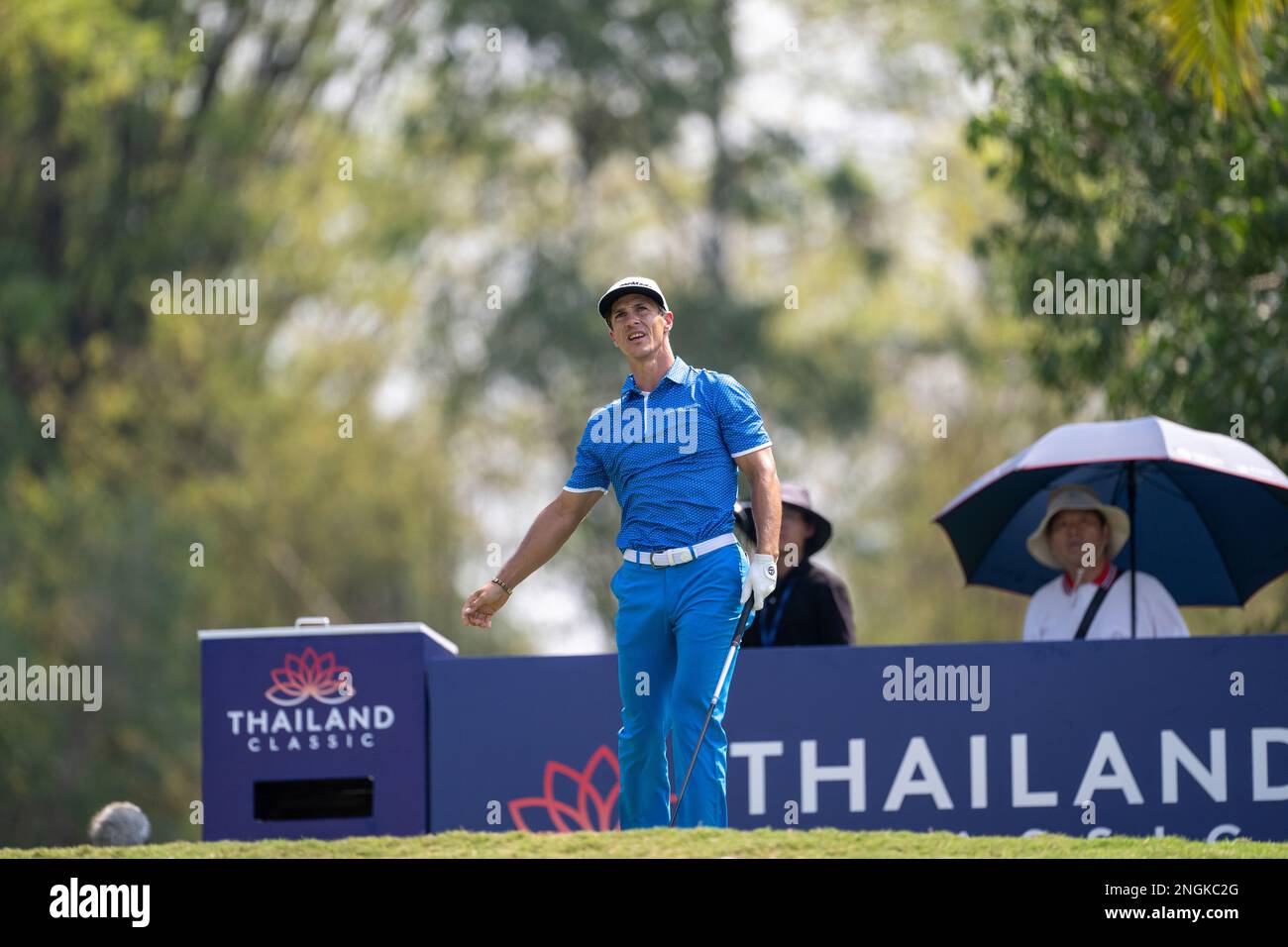 Chonburi, THAÏLANDE. 18th février 2023. Thorbjorn Olesen, du DANEMARK, débarque au trou 9 pendant la ronde 3rd du DP World Thailand Classic au Amata Spring Country Club à Chonburi, EN THAÏLANDE. Olesen fermera avec un huit-moins de 64 pour conduire sur 18-under après trois tours. Crédit : Jason Butler/Alay Live News. Banque D'Images