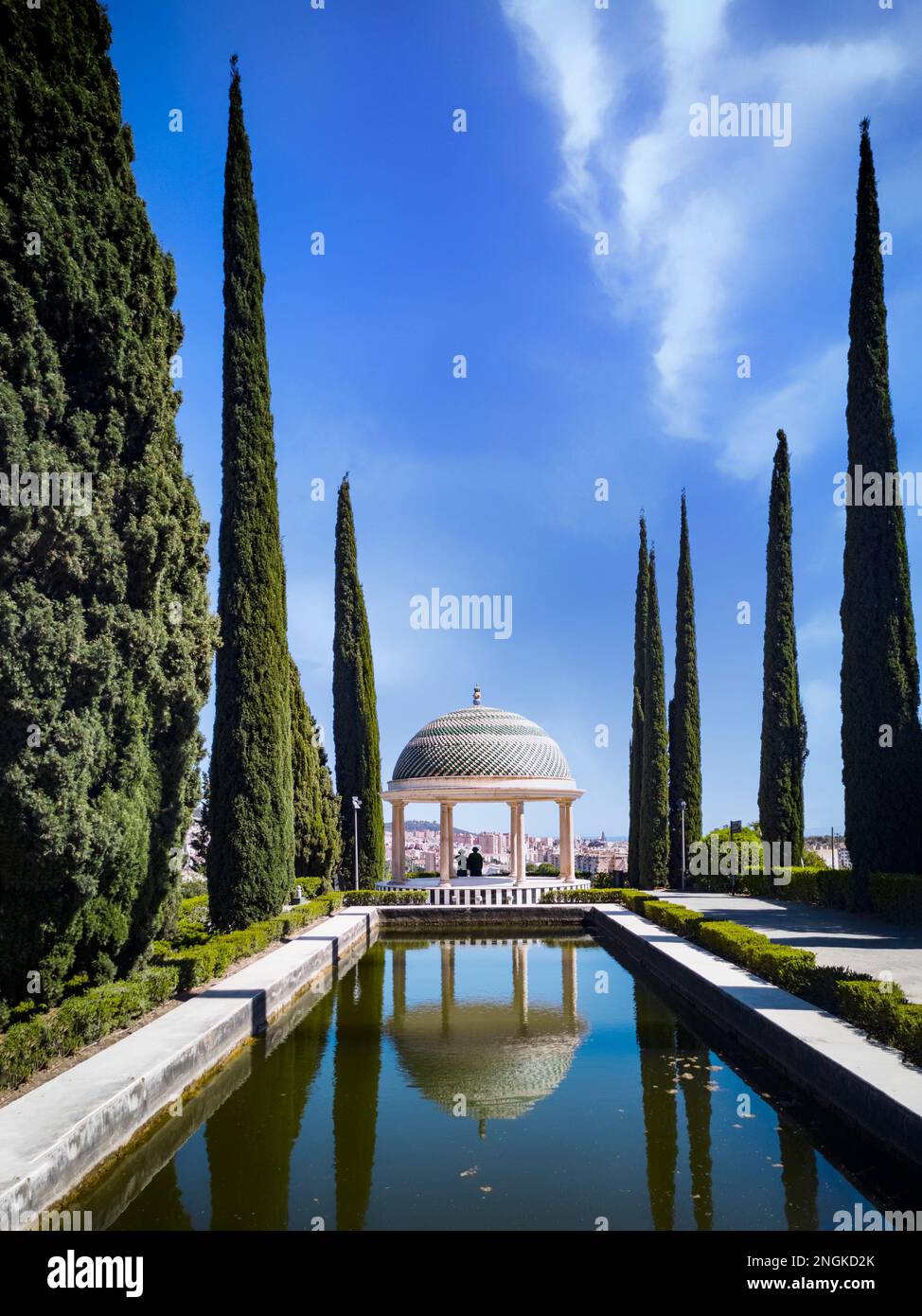 Le temple et la piscine dans le jardin botanique ou jardin Botanico de la Concepcion, Malaga, Andalousie, Espagne. Banque D'Images