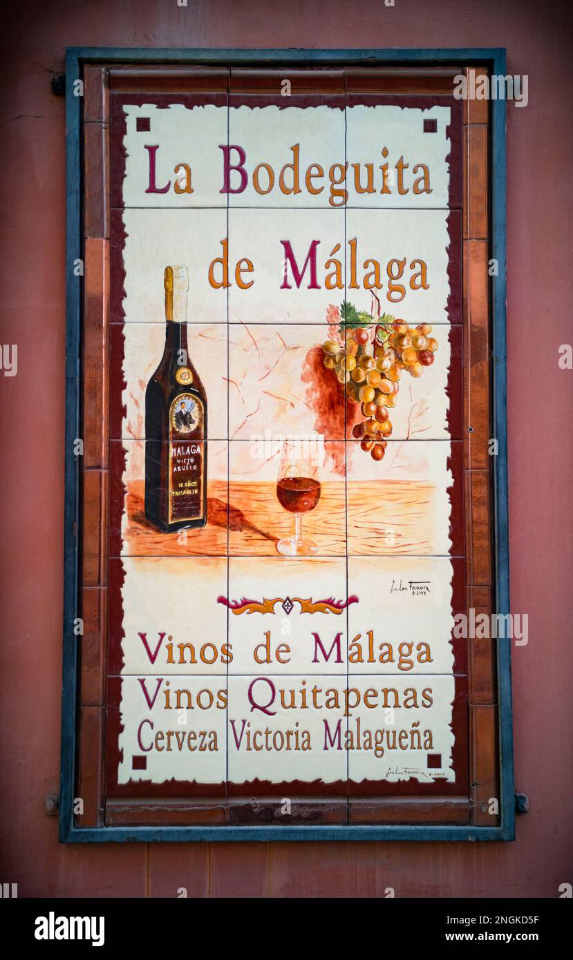 Carrelage traditionnel rue signe annonçant le vin et un bar à Malaga ville, Andalousie, Espagne. Banque D'Images