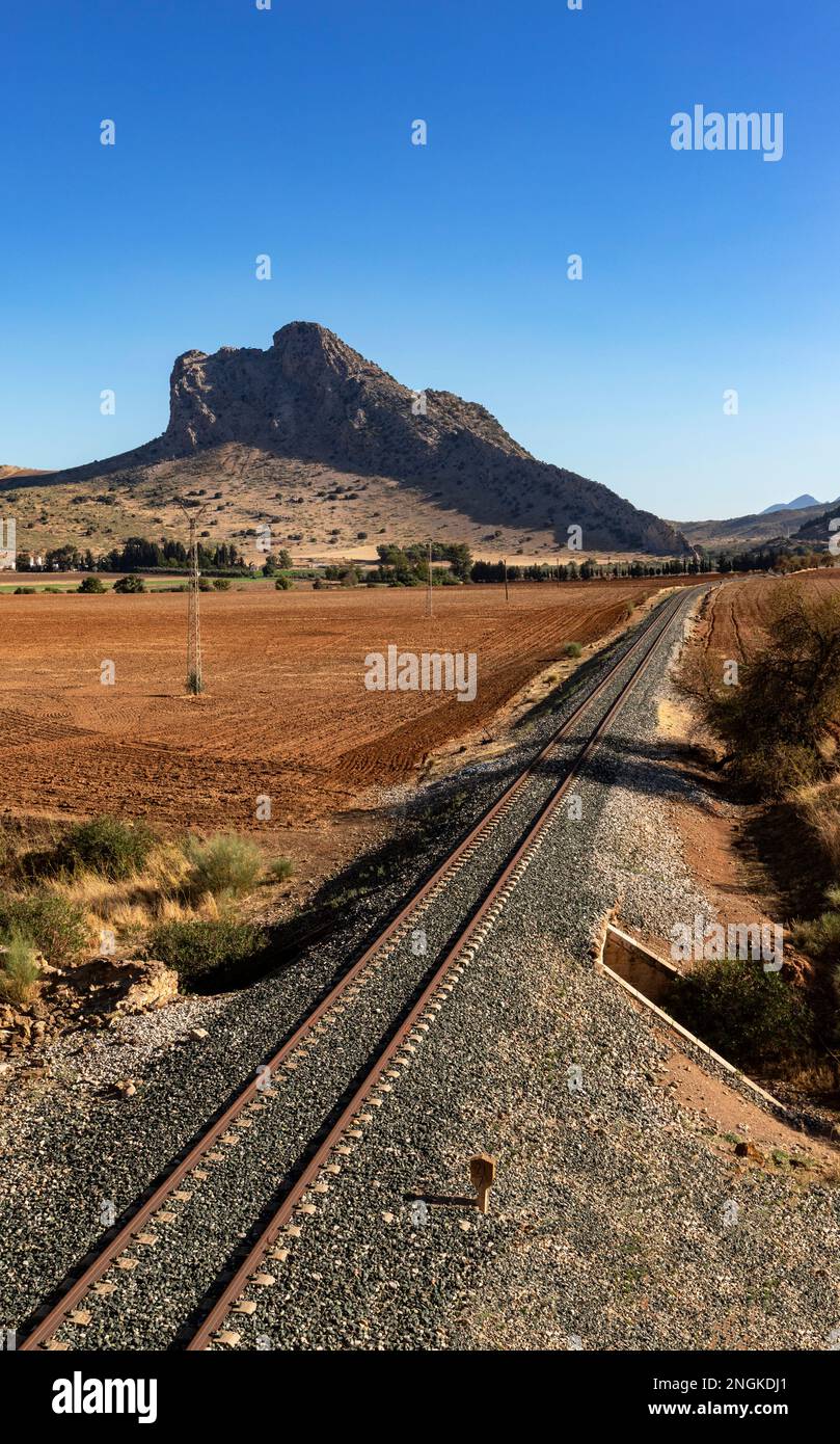 Des voies ferrées locales menant à la montagne Peña de los Enamorados (le Rocher des amoureux), de 880 mètres de haut, portent le nom d'une légende locale. Banque D'Images