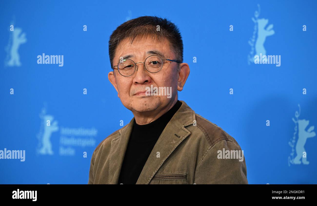 Berlin, Allemagne. 18th févr. 2023. Zhang lu, réalisateur et scénariste, se tient devant le mur de photos pendant la séance de photos du film 'Bai Ta Zhi Guang' (la tour sans ombre) à la Berlinale. Le film est projeté au gala spécial de la Berlinale. Le Festival international du film 73rd se déroule jusqu'à 26 février 2023. Credit: Jens Kalaene/dpa/Alamy Live News Banque D'Images