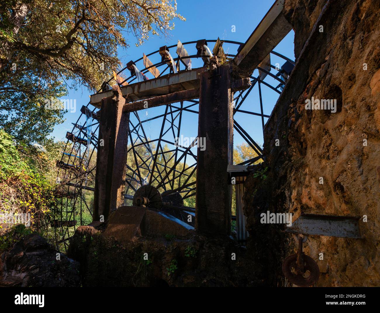 L'ancienne roue d'eau restaurée, Noria de Aceña près de Cuevas de San Marcos sur les rives de la rivière Genil en Andalousie, Espagne. Banque D'Images