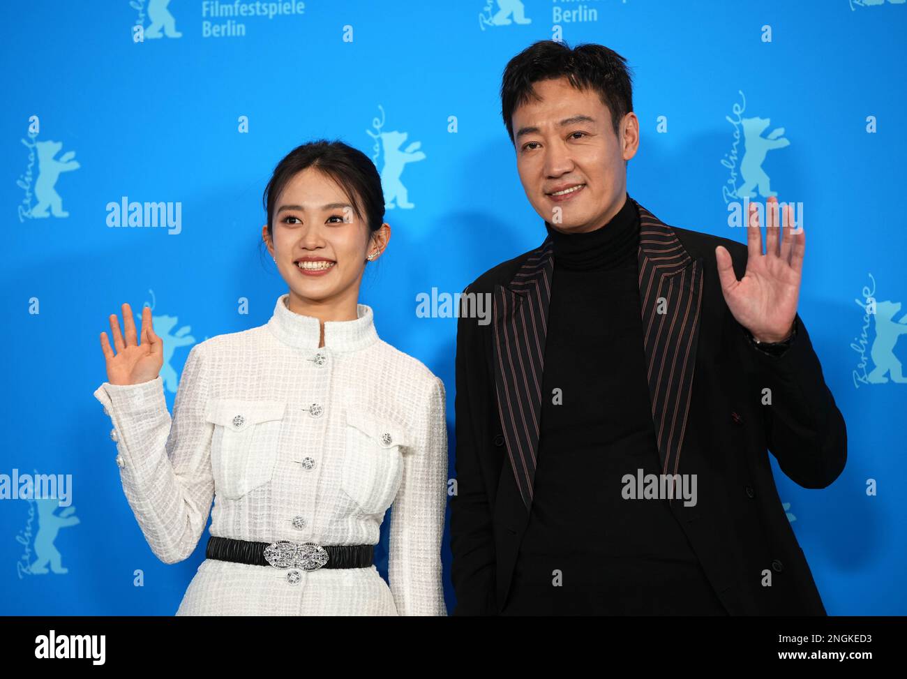 Berlin, Allemagne. 18th févr. 2023. Les acteurs Huang Yao (l) et Xin Baiqing (r) se tiennent les uns à côté des autres et se branchent pendant la séance photo pour le film du réalisateur Zhang lu « The Shadowless Tower ». Crédit : Soeren Stache/dpa/Alay Live News Banque D'Images