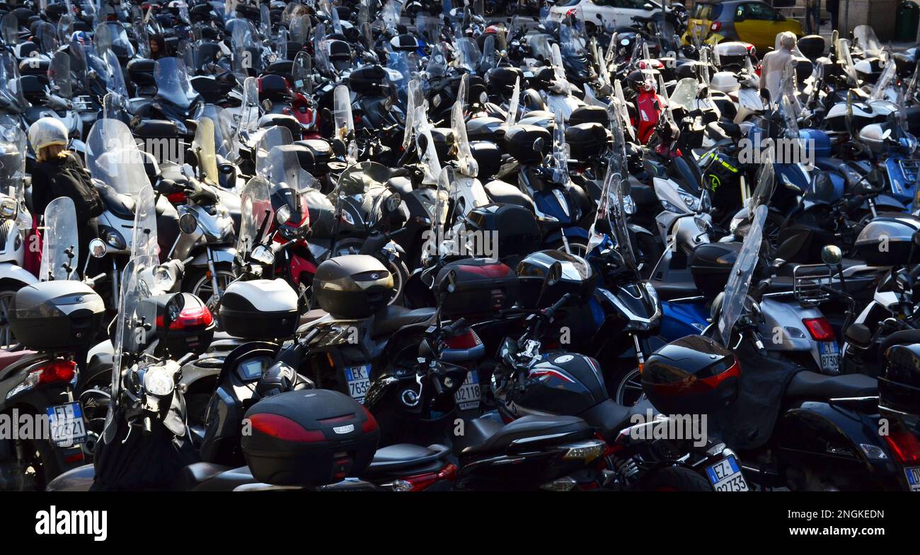 Motos et scooters au parking à Gênes, Italie Banque D'Images