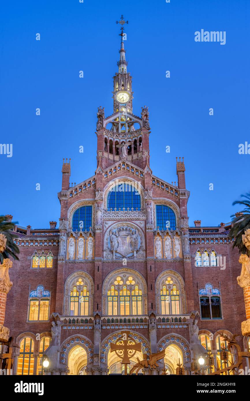 La façade de l'Hôpital de la Santa Creu i Sant Pau à Barcelone à l'aube Banque D'Images