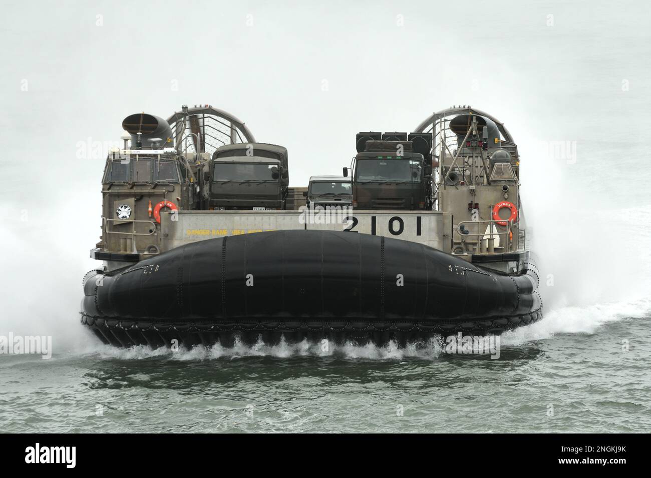 Préfecture de Shizuoka, Japon - 07 juillet 2018 : le véhicule à coussin d'air de la Force d'autodéfense maritime japonaise LCAC-1 effectue un exercice d'atterrissage amphibie. Banque D'Images