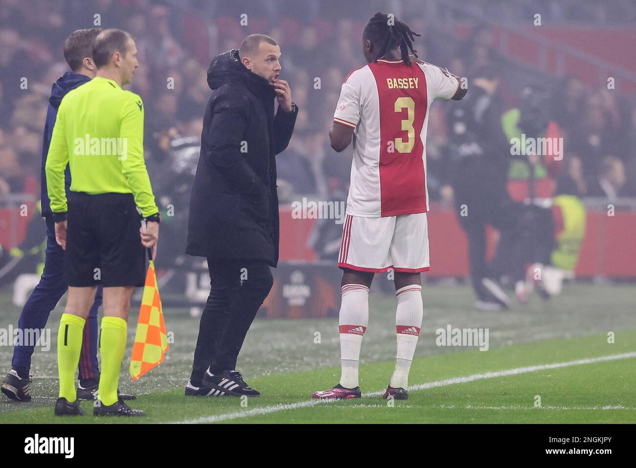 16-02-2023: Sport: Ajax / Union Berlin AMSTERDAM, PAYS-BAS - FÉVRIER 16: Entraîneur-chef John Heitinga (Ajax) et Calvin Bassey (Ajax) pendant le macc Banque D'Images