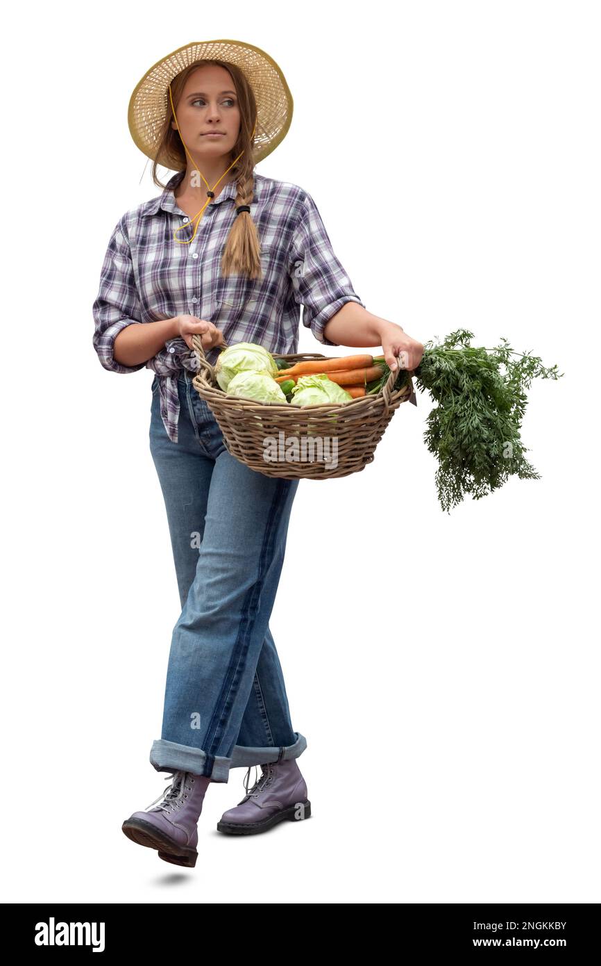 Jeune femme portant un panier rempli de légumes isolés sur fond blanc Banque D'Images