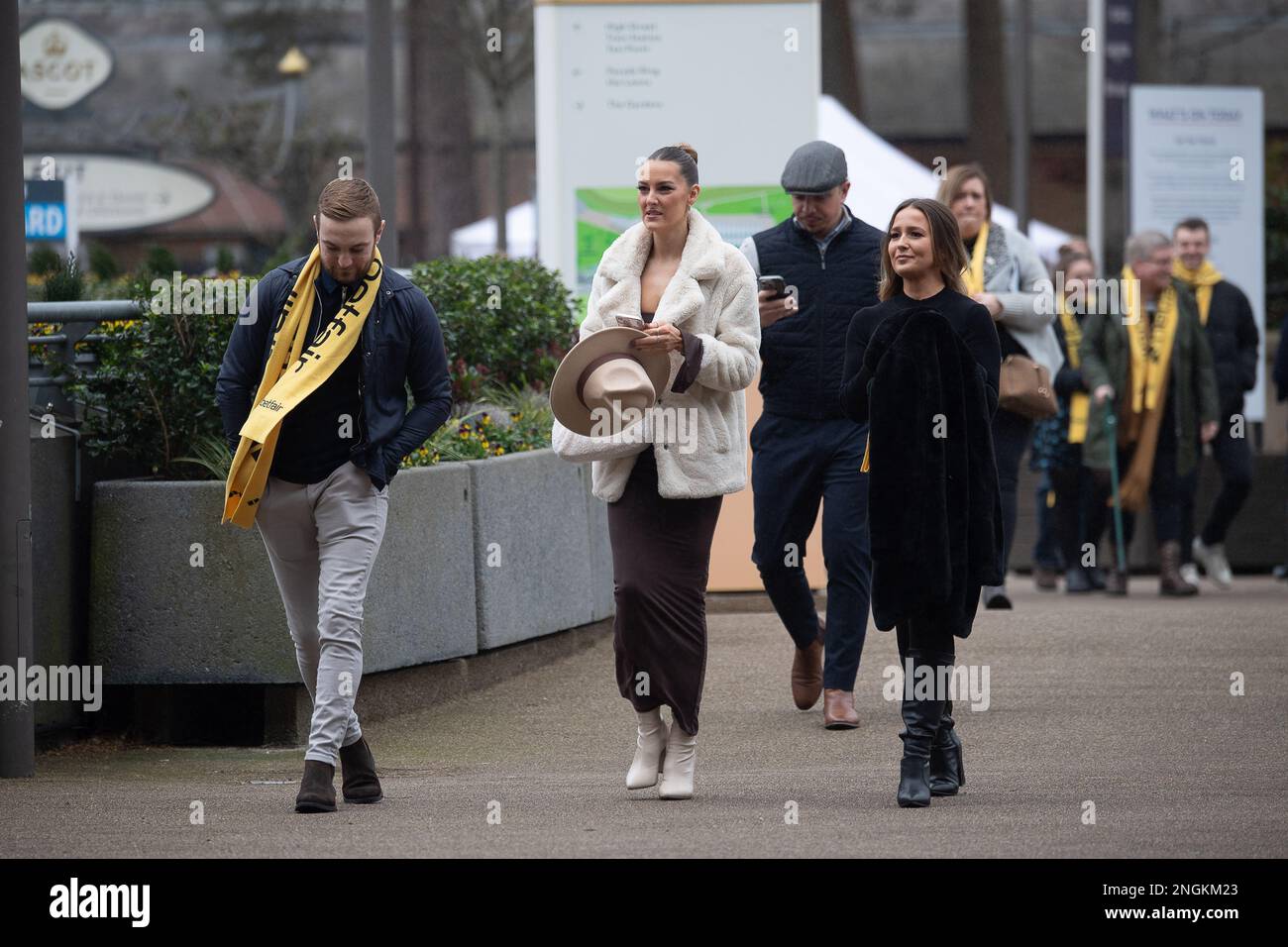 Ascot, Berkshire, Royaume-Uni. 18th février 2023. Racegoers arrivant au champ de courses d'Ascot pour une journée de courses hippiques au Betfair Chase Raceday lors d'une journée ennuyeuse avec un léger bruine. Crédit : Maureen McLean/Alay Live News Banque D'Images