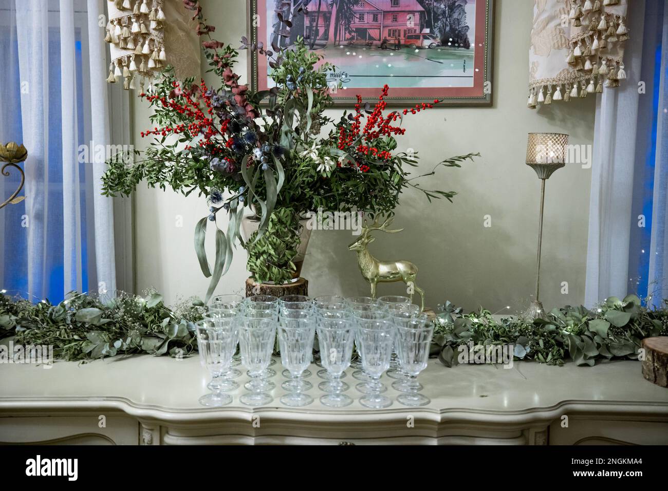 Table de manoir avec verres, idéal pour une grande fête de Noël Banque D'Images