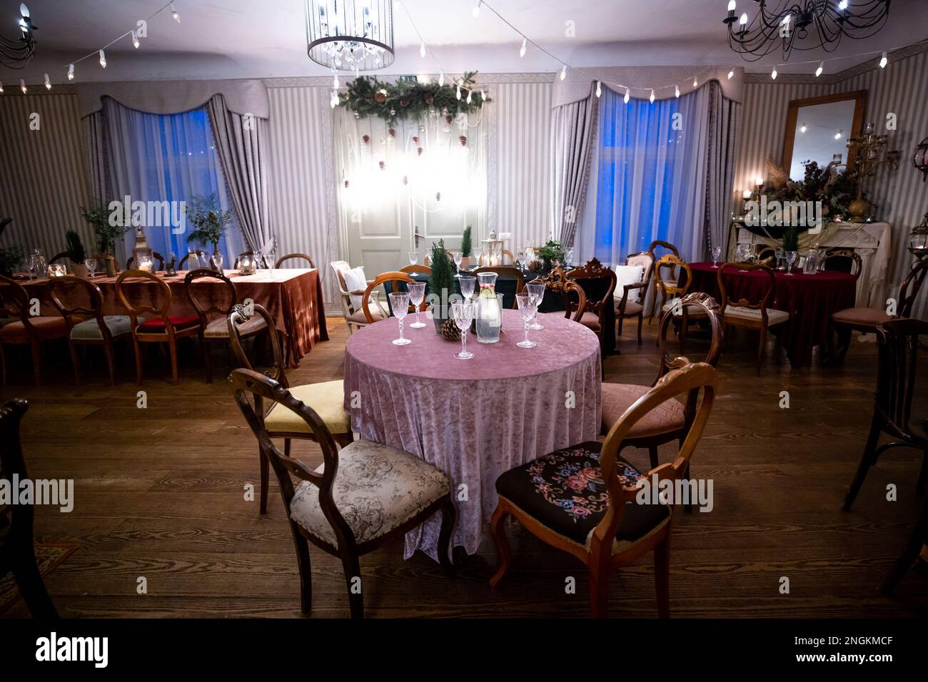 Table de manoir avec verres créant une ambiance de Noël chaleureuse et confortable Banque D'Images