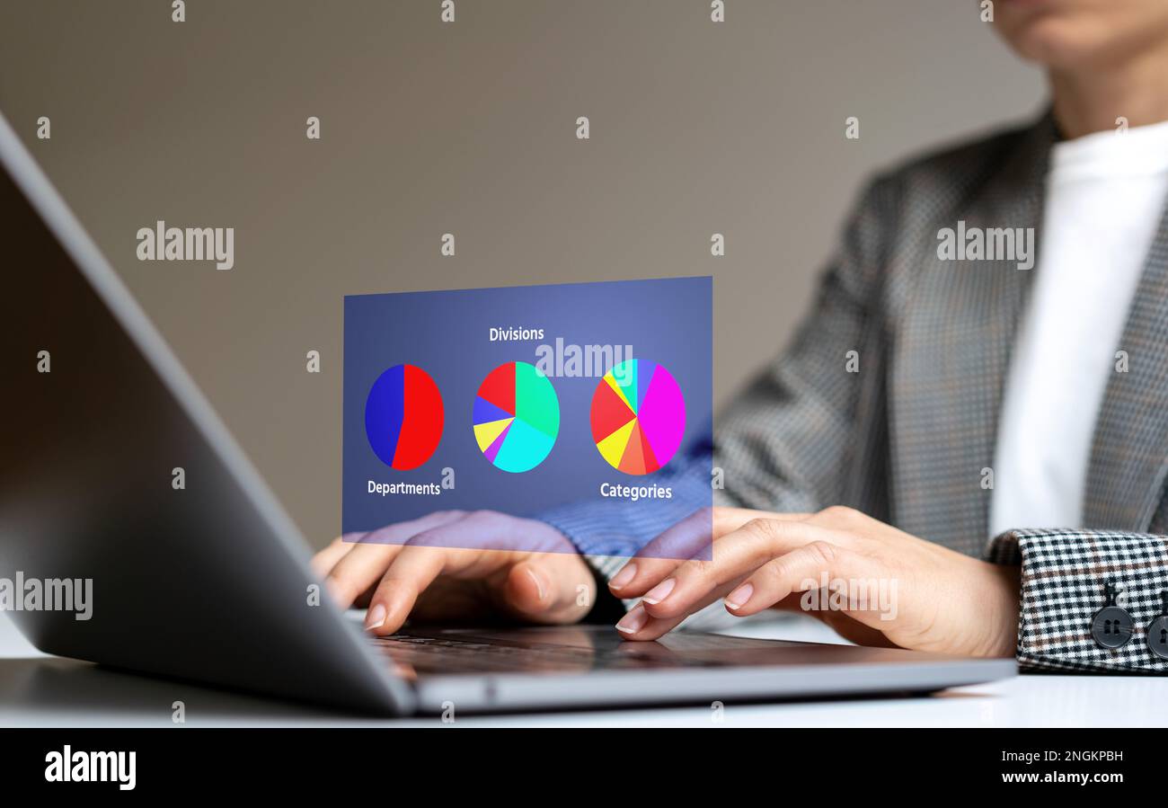 Femme travaillant sur un ordinateur portable pour analyser les indicateurs de performance clés de la vente au détail, part des diagrammes virtuels de l'entreprise. Banque D'Images
