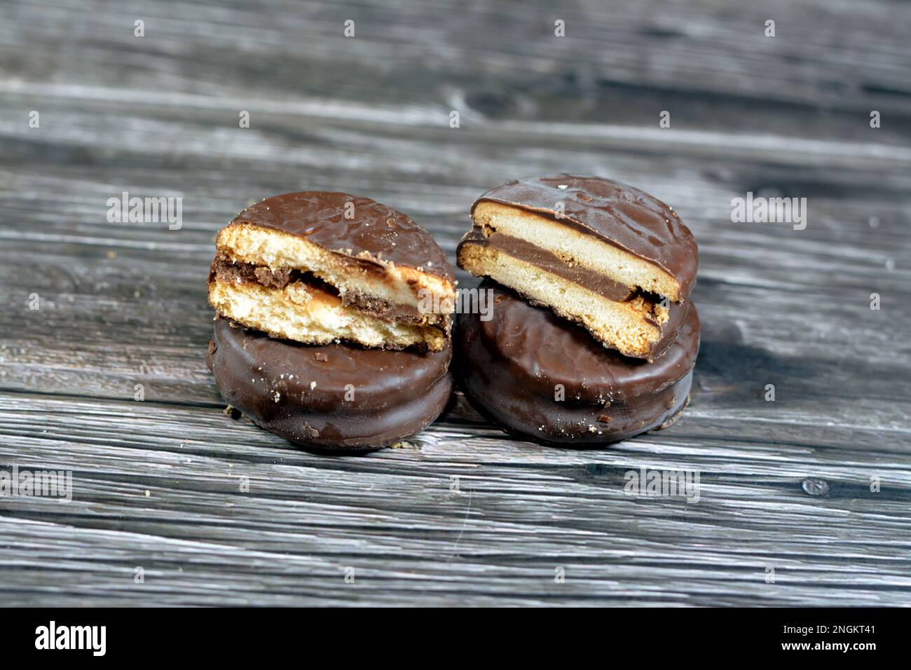 Biscuits fourrés et enrobés de chocolat naturel, concept de gain de poids, boulangerie et pâtisseries, foyer sélectif de la pile de biscuits biscuit recouvert de Banque D'Images