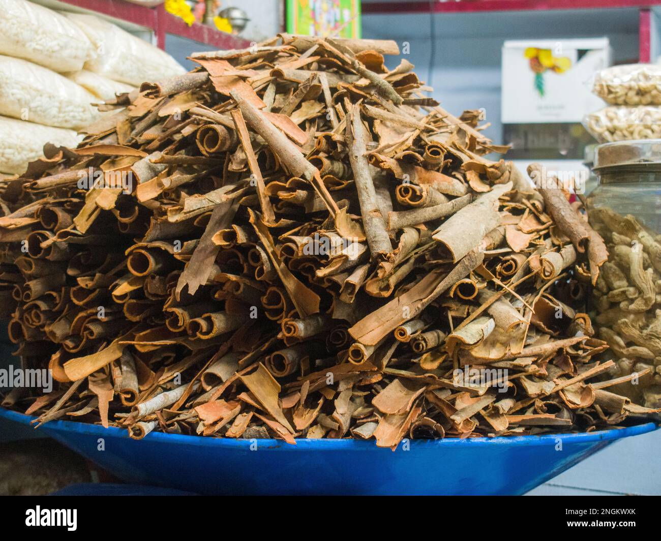 Barres de Cassia cannelle (Pattai) gardées dans un magasin à vendre Banque D'Images