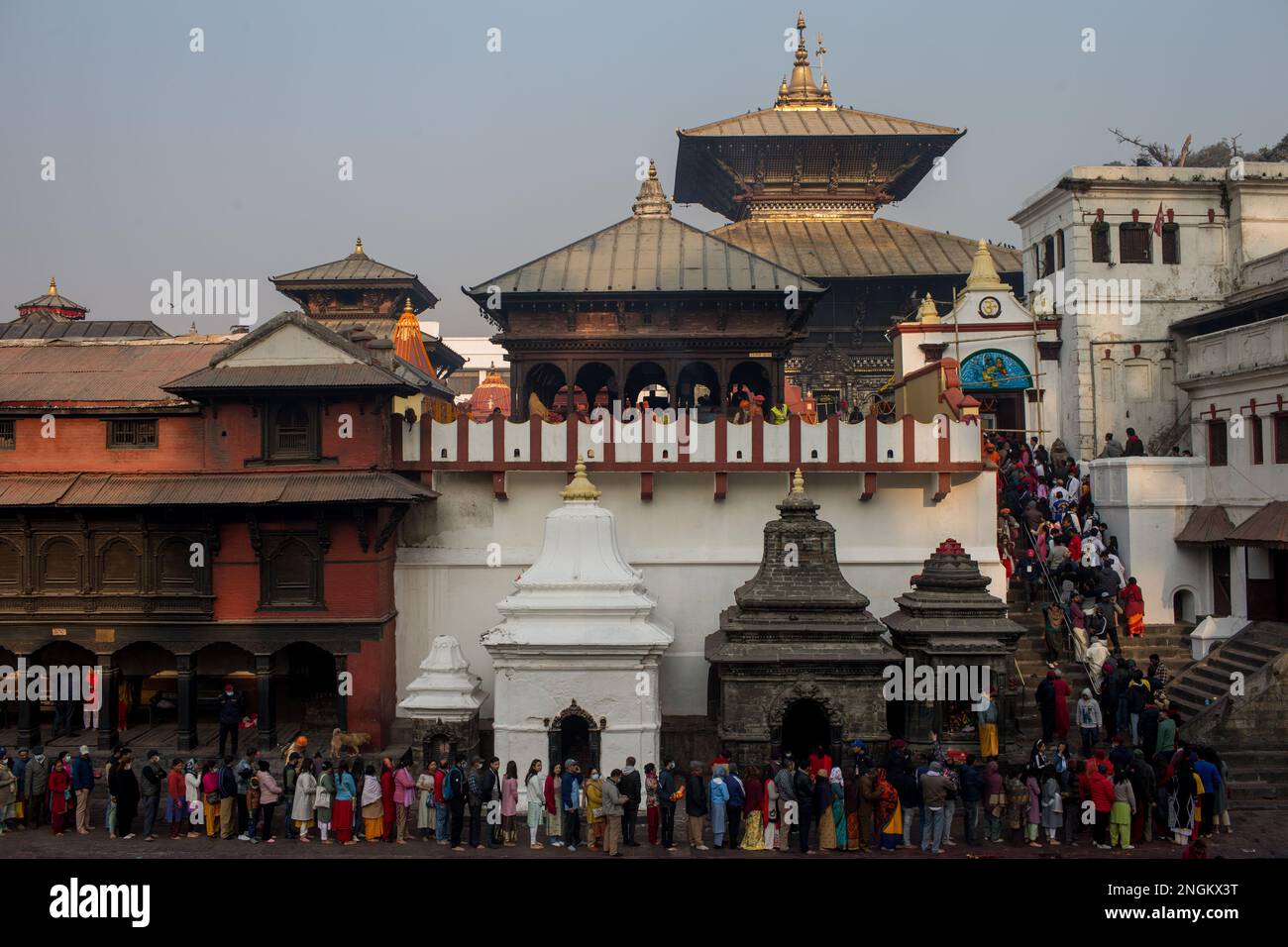 Katmandou, Népal. 18th févr. 2023. Les dévotés sont vus au temple de Pashupatinath pendant le festival hindou Maha Shivaratri à Katmandou, Népal, le 18 février 2023. Maha Shivaratri est un festival majeur dans l'hindouisme célébré chaque année en l'honneur de Lord Shiva. Credit: Sulav Shrestha/Xinhua/Alamy Live News Banque D'Images