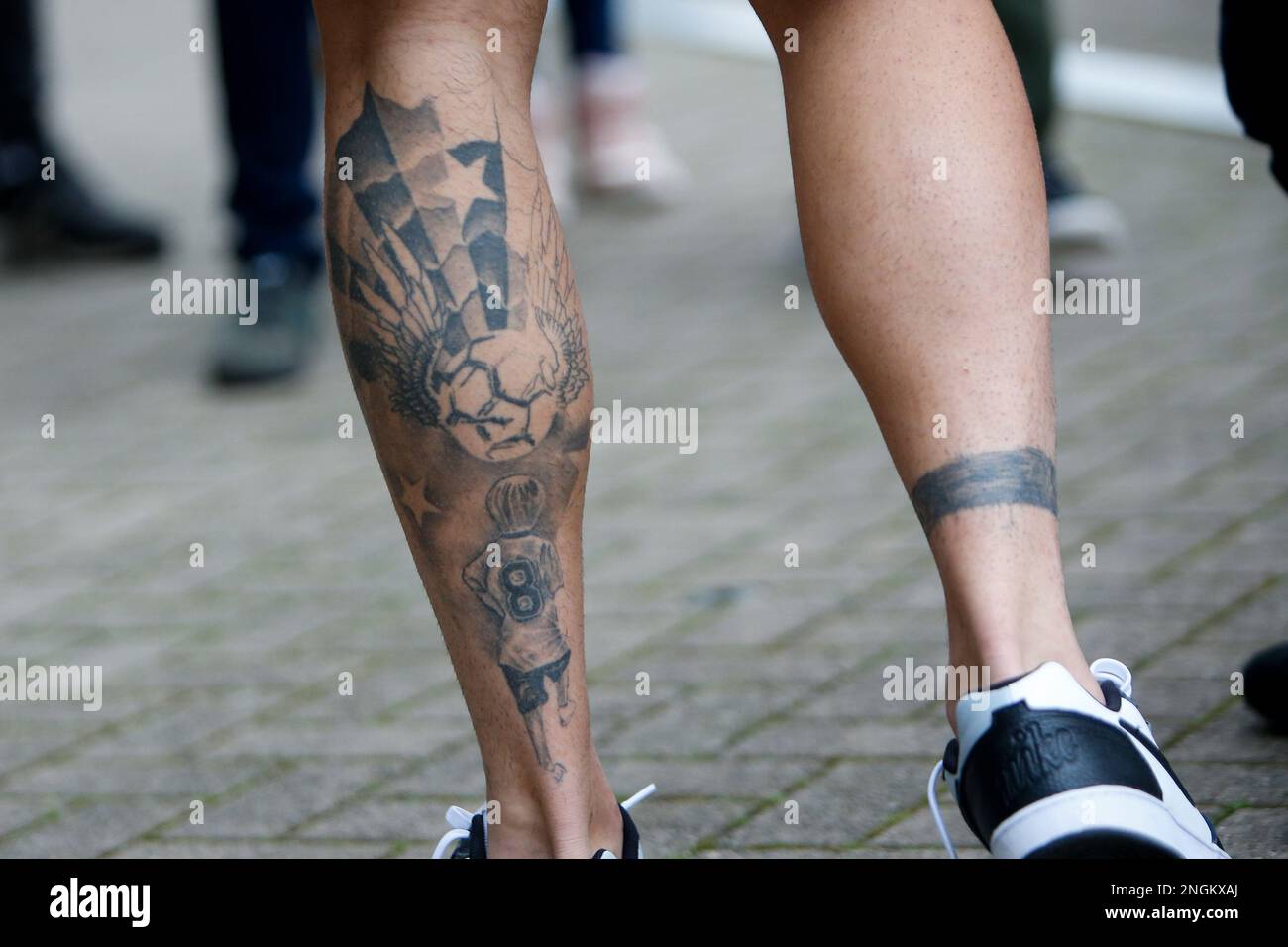 Le tatouage sur la jambe de l'île Estupi–‡n #19 de Hull City pendant le match de championnat Sky Bet Hull City vs Preston North End au MKM Stadium, Hull, Royaume-Uni, 18th février 2023 (photo de Ben Early/News Images) Banque D'Images