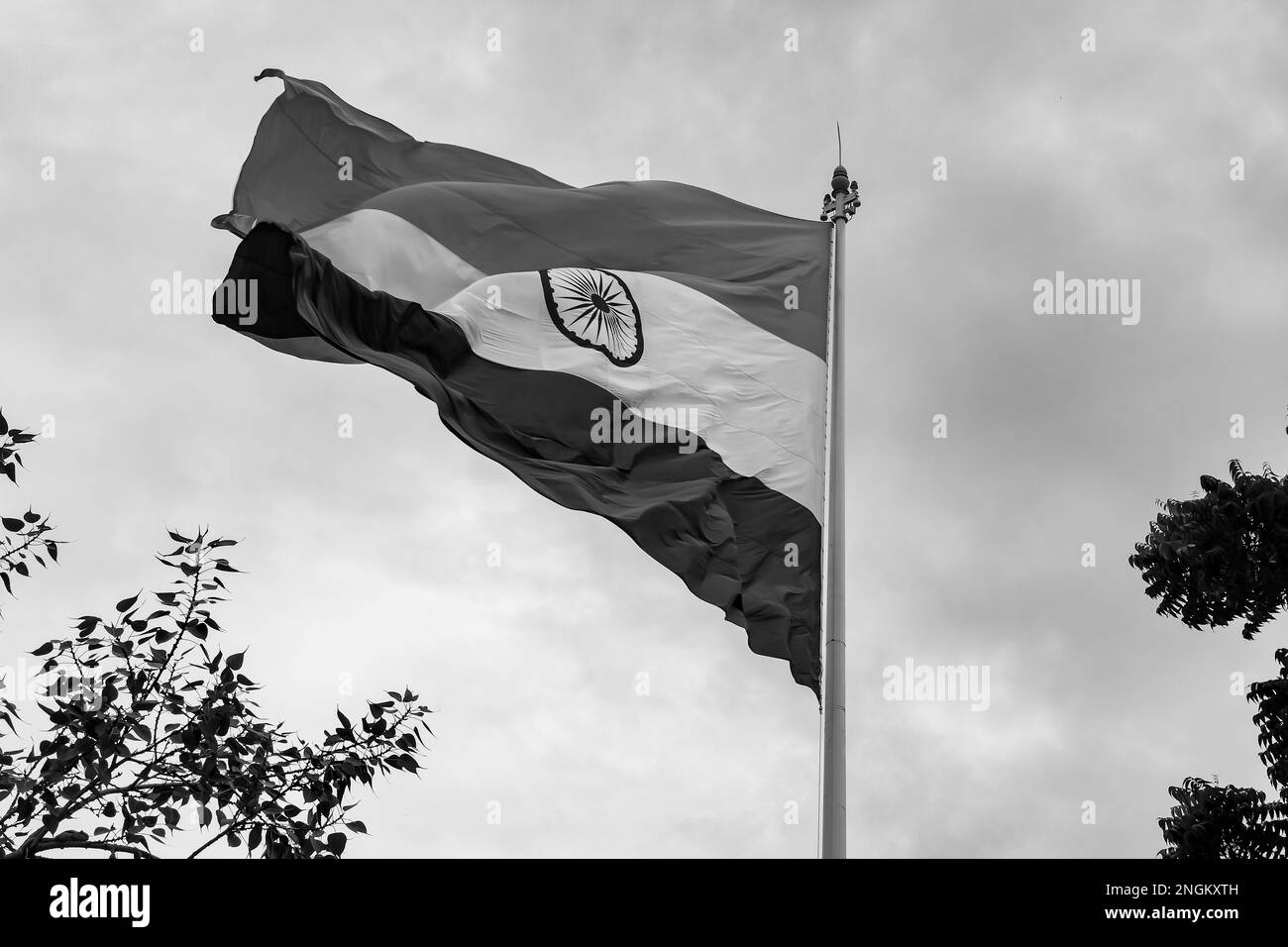 Drapeau de l'Inde en vol haut à Connaught place avec fierté dans le ciel bleu, drapeau de l'Inde en vol, drapeau indien à l'indépendance jour et la République de l'Inde jour, TI Banque D'Images