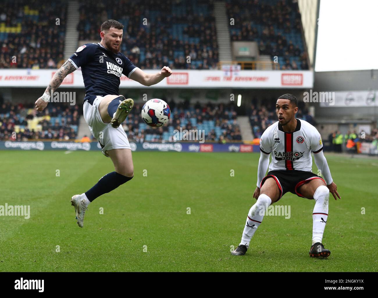 Londres, Royaume-Uni. 18th février 2023. Oliver Burke de Millwall recueille le ballon devant Max Lowe de Sheffield Utd lors du match du championnat Sky Bet à la Den, Londres. Crédit photo à lire: Paul Terry / Sportimage crédit: Sportimage / Alay Live News Banque D'Images